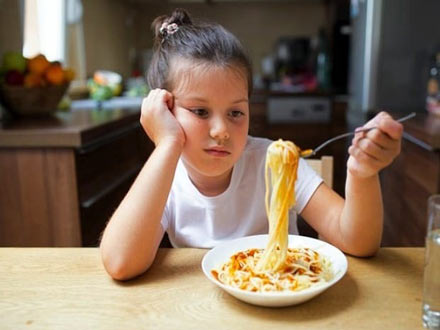 حواس پرتی در زمان صرف غذا را محدود کنید؛