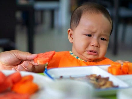 زمان غذا خوردن را نزدیک به زمان خواب برنامه‌ریزی نکنید؛