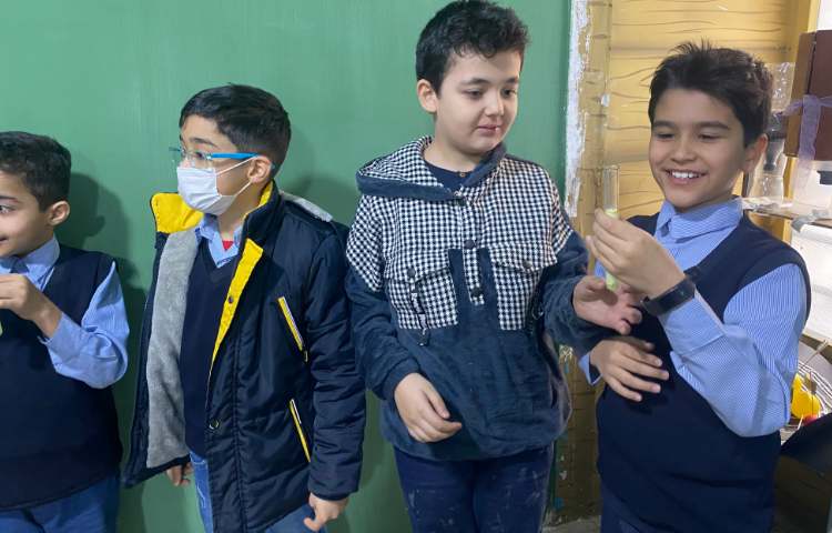 بتادین کجاست؟ (انجام آزمایش بتادین در آزمایشگاه توسط دانش آموزان چهارم) 4