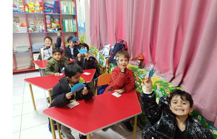 برای انگیزه و یادگیری حروف ن کاردستی نهنگ انجام شد. 2