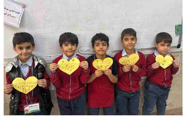 برای اولین‌بار "نامِ مادر" روی کاغذ شکوفه زد. 1