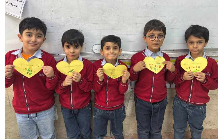 برای اولین‌بار "نامِ مادر" روی کاغذ شکوفه زد. 5