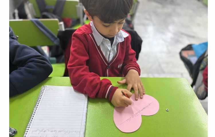 برای اولین‌بار "نامِ مادر" روی کاغذ شکوفه زد. 7