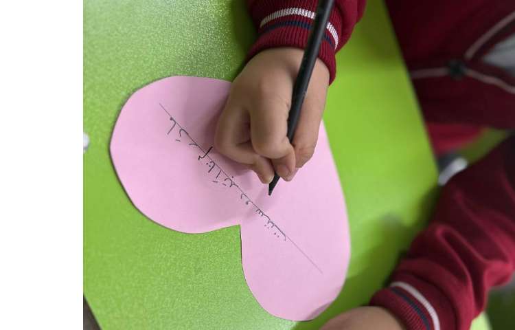 برای اولین‌بار "نامِ مادر" روی کاغذ شکوفه زد. 9