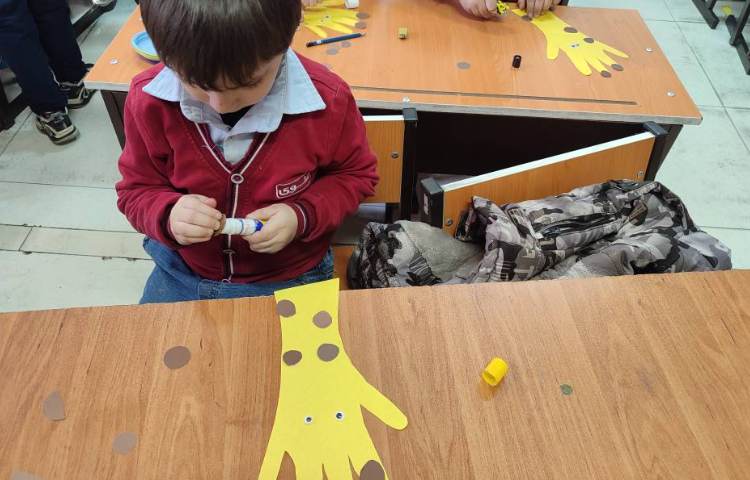 برای ایجادانگیزه ( ) تشدید کاردستی ( زرافه) توسط دان‌ش‌آموزان در کلاس انجام شد. 3