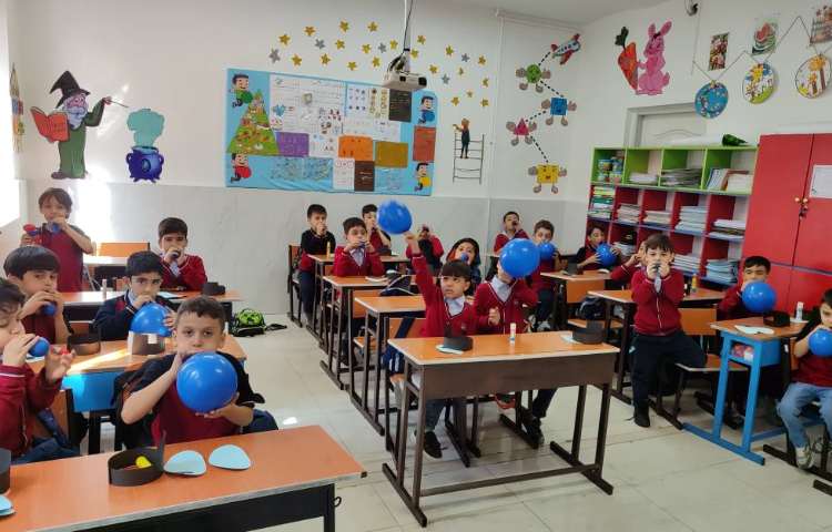 برای ایجاد انگیزه انگیزه نشانه‌ی (آ) کاردستی قطره‌ی آب در کلاس انجام شد 1