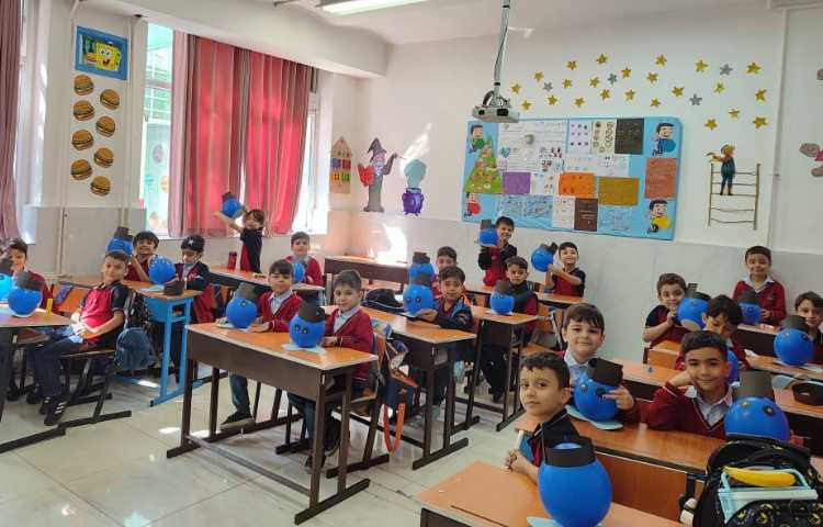 برای ایجاد انگیزه انگیزه نشانه‌ی (آ) کاردستی قطره‌ی آب در کلاس انجام شد 3