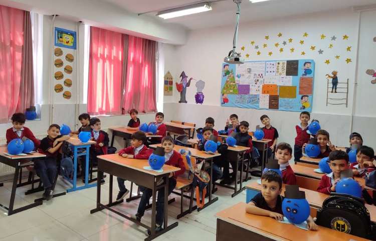 برای ایجاد انگیزه انگیزه نشانه‌ی (آ) کاردستی قطره‌ی آب در کلاس انجام شد