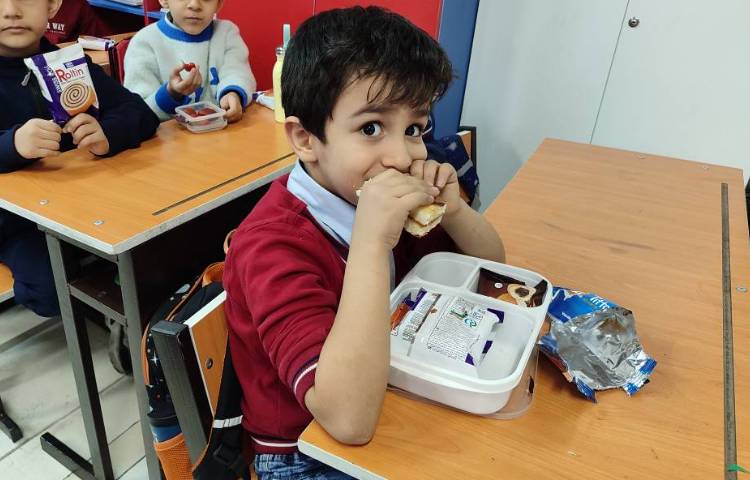 برای ایجاد انگیزه درس (ص) صبحانه سلامت در کلاس برگزار شد. 1