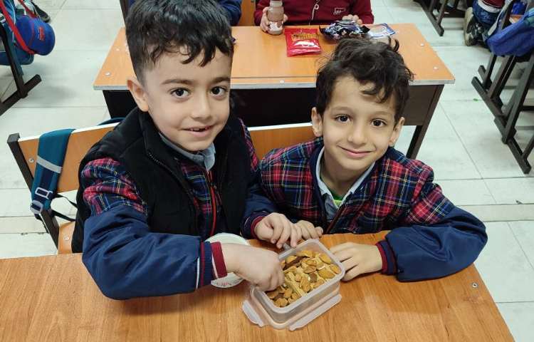 برای ایجاد انگیزه درس (ص) صبحانه سلامت در کلاس برگزار شد. 3