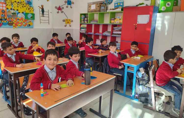 برای ایجاد انگیزه درس فارسی نشانه(ک) کاردستی (کِرم) در کلاس توسط دانش‌آموزان انجام شد 1