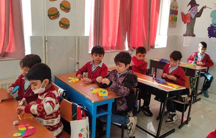 برای ایجاد انگیزه درس فارسی نشانه(ک) کاردستی (کِرم) در کلاس توسط دانش‌آموزان انجام شد 2