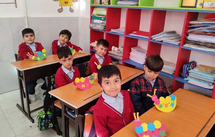 برای ایجاد انگیزه درس فارسی نشانه(ک) کاردستی (کِرم) در کلاس توسط دانش‌آموزان انجام شد 3