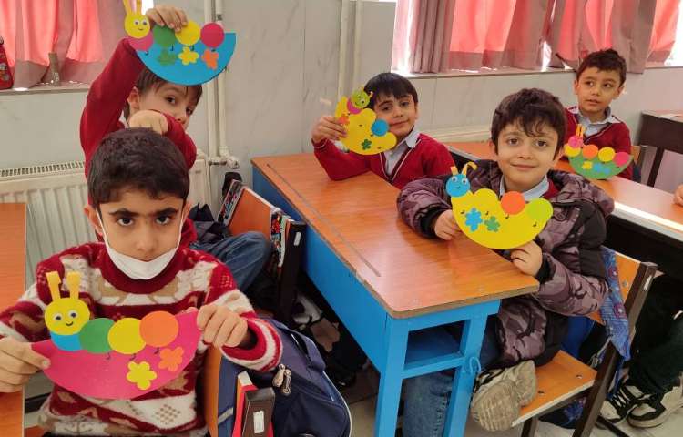 برای ایجاد انگیزه درس فارسی نشانه(ک) کاردستی (کِرم) در کلاس توسط دانش‌آموزان انجام شد 4