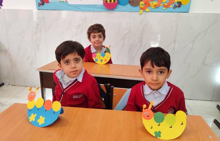 برای ایجاد انگیزه درس فارسی نشانه(ک) کاردستی (کِرم) در کلاس توسط دانش‌آموزان انجام شد