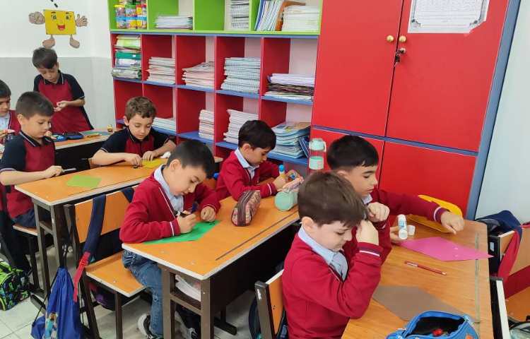 برای ایجاد انگیزه درس فارسی نشانه ( اَ،َ) کاردستی ( بادبادک در کلاس توسط دانش‌آموزان انجام شد. 1