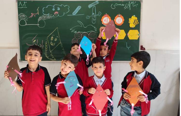 برای ایجاد انگیزه درس فارسی نشانه ( اَ،َ) کاردستی ( بادبادک در کلاس توسط دانش‌آموزان انجام شد. 2