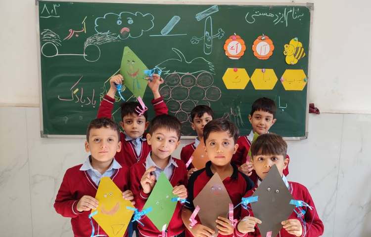 برای ایجاد انگیزه درس فارسی نشانه ( اَ،َ) کاردستی ( بادبادک در کلاس توسط دانش‌آموزان انجام شد. 3