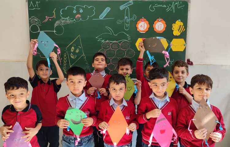 برای ایجاد انگیزه درس فارسی نشانه ( اَ،َ) کاردستی ( بادبادک در کلاس توسط دانش‌آموزان انجام شد. 4