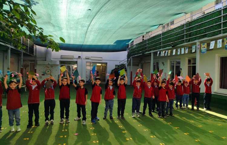 برای ایجاد انگیزه درس فارسی نشانه ( اَ،َ) کاردستی ( بادبادک در کلاس توسط دانش‌آموزان انجام شد. 5