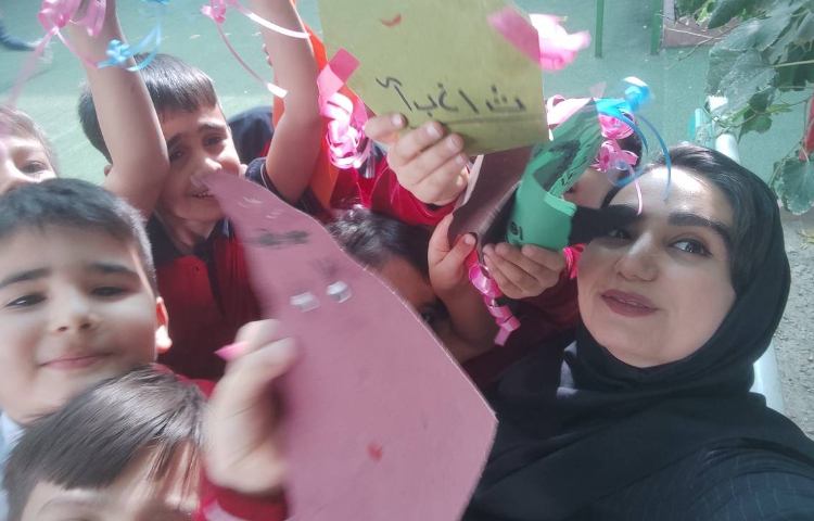 برای ایجاد انگیزه درس فارسی نشانه ( اَ،َ) کاردستی ( بادبادک در کلاس توسط دانش‌آموزان انجام شد.