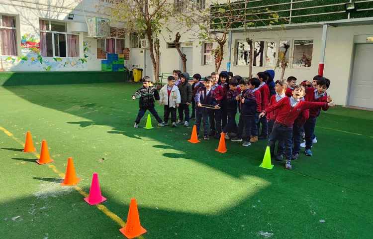 برای ایجاد انگیزه در درس فارسی نشانه(وِ) بازی ورزش در کلاس انجام شد 3