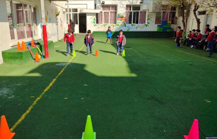 برای ایجاد انگیزه در درس فارسی نشانه(وِ) بازی ورزش در کلاس انجام شد 4