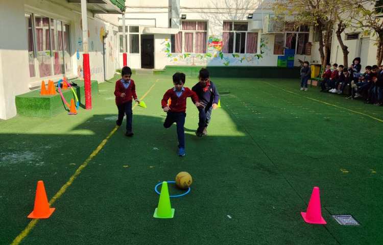 برای ایجاد انگیزه در درس فارسی نشانه(وِ) بازی ورزش در کلاس انجام شد 5