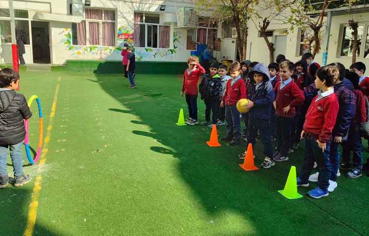 برای ایجاد انگیزه در درس فارسی نشانه(وِ) بازی ورزش در کلاس انجام شد