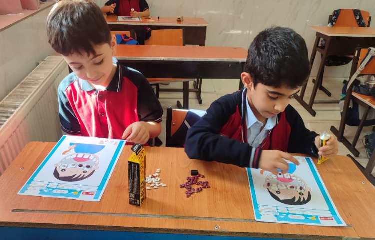 برای ایجاد انگیزه نشانه (د) و کاربرگ ( دندان) و روز دکتر نمایش و بازی پزشکی در کلاس توسط دانش‌آموزان 1