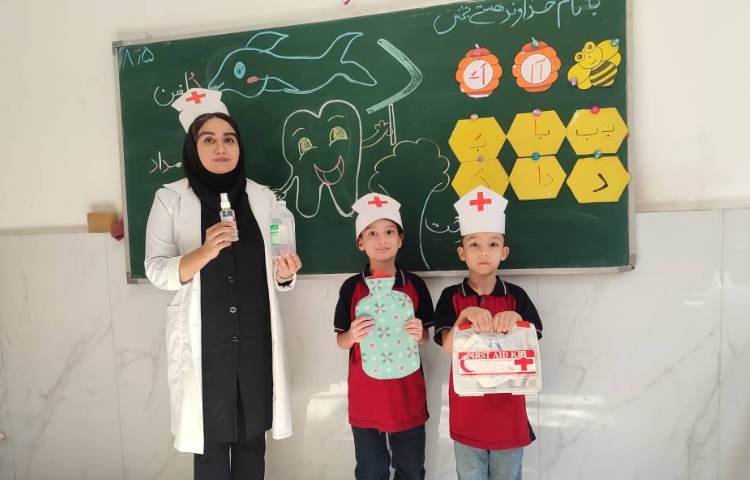 برای ایجاد انگیزه نشانه (د) و کاربرگ ( دندان) و روز دکتر نمایش و بازی پزشکی در کلاس توسط دانش‌آموزان 2