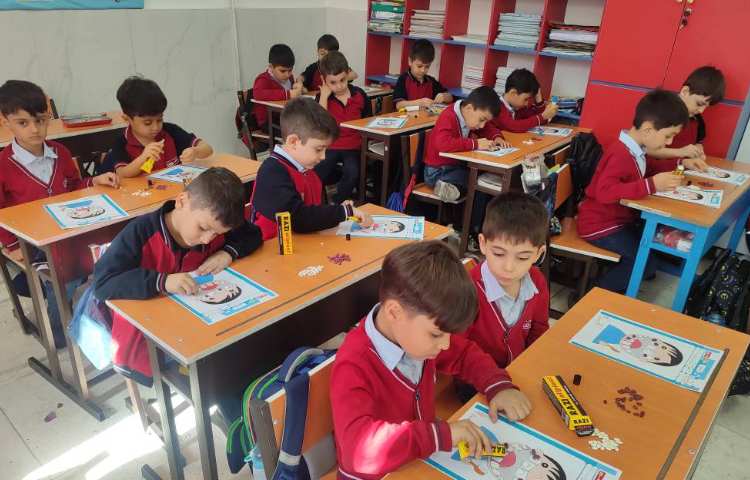 برای ایجاد انگیزه نشانه (د) و کاربرگ ( دندان) و روز دکتر نمایش و بازی پزشکی در کلاس توسط دانش‌آموزان 3