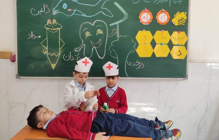 برای ایجاد انگیزه نشانه (د) و کاربرگ ( دندان) و روز دکتر نمایش و بازی پزشکی در کلاس توسط دانش‌آموزان 5