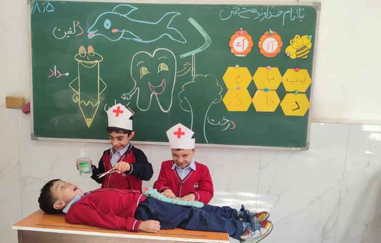 برای ایجاد انگیزه نشانه (د) و کاربرگ ( دندان) و روز دکتر نمایش و بازی پزشکی در کلاس توسط دانش‌آموزان 6