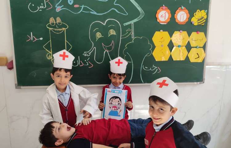 برای ایجاد انگیزه نشانه (د) و کاربرگ ( دندان) و روز دکتر نمایش و بازی پزشکی در کلاس توسط دانش‌آموزان 7