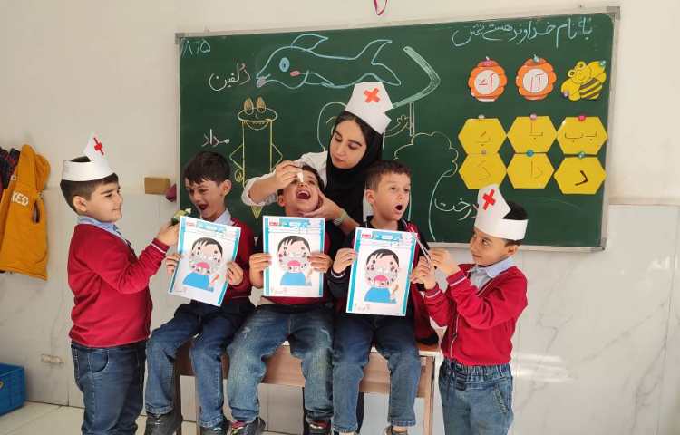 برای ایجاد انگیزه نشانه (د) و کاربرگ ( دندان) و روز دکتر نمایش و بازی پزشکی در کلاس توسط دانش‌آموزان 8