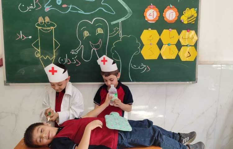 برای ایجاد انگیزه نشانه (د) و کاربرگ ( دندان) و روز دکتر نمایش و بازی پزشکی در کلاس توسط دانش‌آموزان 9