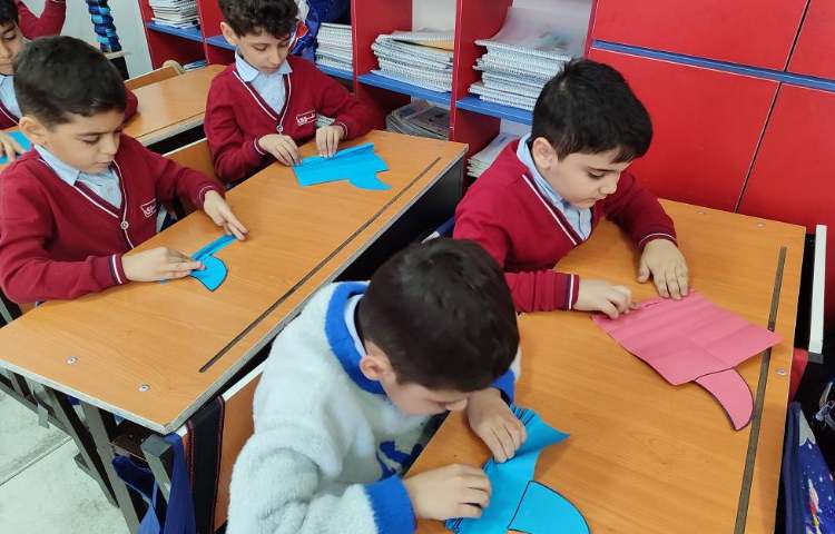 برای ایجاد انگیزه و تثبیت یادگیری نشانه (ج) کاردستی ( جوجه‌تیغی) در کلاس انجام شد. 1