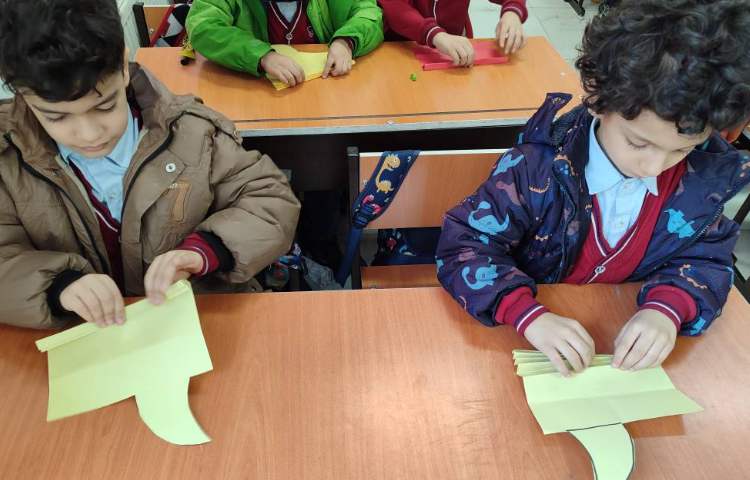 برای ایجاد انگیزه و تثبیت یادگیری نشانه (ج) کاردستی ( جوجه‌تیغی) در کلاس انجام شد. 2