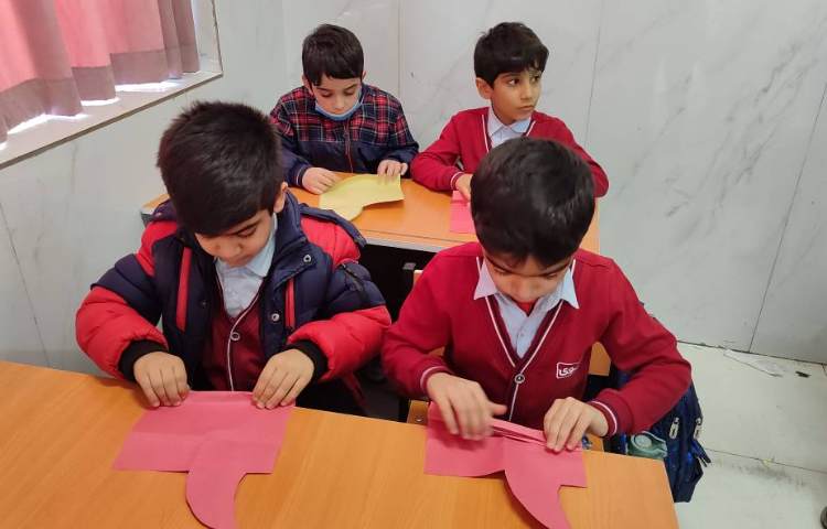 برای ایجاد انگیزه و تثبیت یادگیری نشانه (ج) کاردستی ( جوجه‌تیغی) در کلاس انجام شد. 3