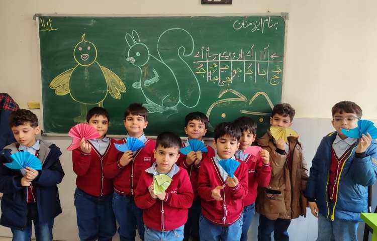 برای ایجاد انگیزه و تثبیت یادگیری نشانه (ج) کاردستی ( جوجه‌تیغی) در کلاس انجام شد. 4