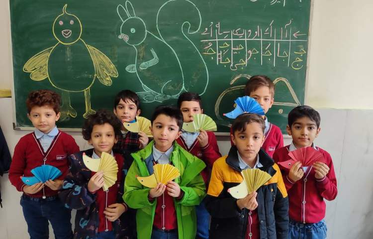 برای ایجاد انگیزه و تثبیت یادگیری نشانه (ج) کاردستی ( جوجه‌تیغی) در کلاس انجام شد.