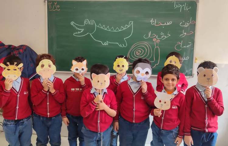 برای ایجاد انگیزه و تثبیت یادگیری نشانه (ح) ماسک ( حیوانات) درکلاس توسط دانش‌آموزان انجام شد. 1