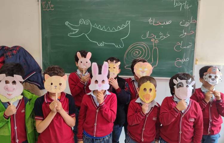 برای ایجاد انگیزه و تثبیت یادگیری نشانه (ح) ماسک ( حیوانات) درکلاس توسط دانش‌آموزان انجام شد. 2