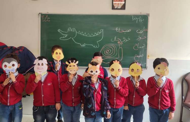 برای ایجاد انگیزه و تثبیت یادگیری نشانه (ح) ماسک ( حیوانات) درکلاس توسط دانش‌آموزان انجام شد. 3