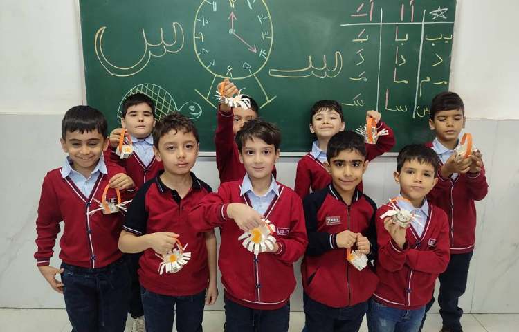 برای ایجاد انگیزه و تثبیت یادگیری نشانه (س) کاردستی(سبد) در کلاس توسط دانش‌آموزان انجام شد