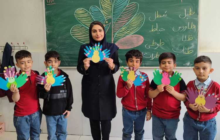 برای ایجاد انگیزه و تثبیت یادگیری نشانه ( ط) کاردستی ( طاووس) درکلاس انجام شد. 1