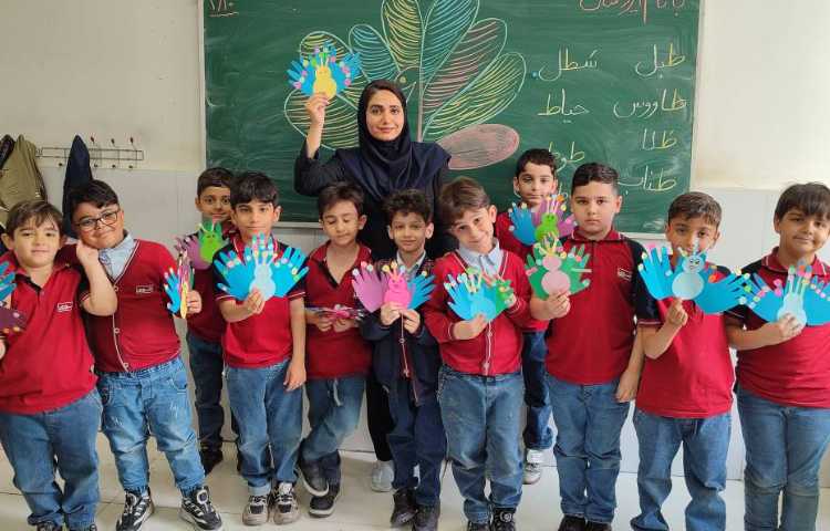 برای ایجاد انگیزه و تثبیت یادگیری نشانه ( ط) کاردستی ( طاووس) درکلاس انجام شد. 2