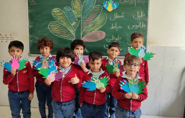 برای ایجاد انگیزه و تثبیت یادگیری نشانه ( ط) کاردستی ( طاووس) درکلاس انجام شد. 3