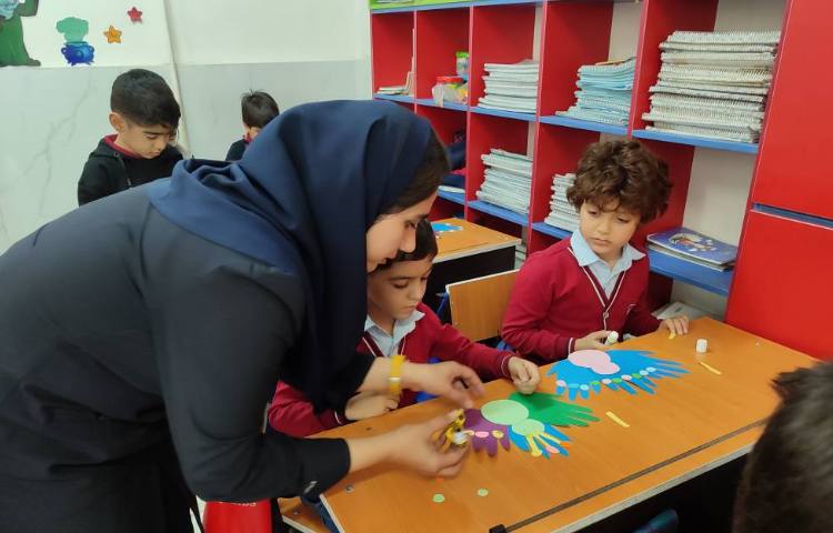 برای ایجاد انگیزه و تثبیت یادگیری نشانه ( ط) کاردستی ( طاووس) درکلاس انجام شد. 4